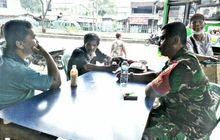 Membaca Perkembangan Situasi Wilayah Binaan, Babinsa Koramil 0201-08/MA Komsos Di Warung