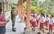 Pacu Semangat Belajar Siswa SDN, Babinsa Banjarangkan Rela Keluarkan Uang Pribadi