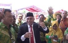 Gubernur Edy Rahmayadi Terima Anugerah Satya Lencana Wira Karya di Penas KTNA XVI Padang