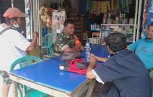 Sertu Khairul Babinsa Koramil 0201-08/MA Anjangsana Ke Salah Satu Warung Kopi