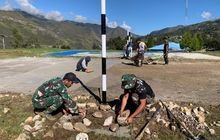 Lapangan Voli dari Pasukan Rusa Hitam Untuk Warga Papua