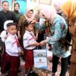 Kunjungi TK & SD di Hari Pertama Masuk Sekolah, Nawal Lubis Sosialisasikan Transisi PAUD ke SD yang Menyenangkan