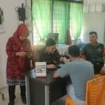 Babinsa Koramil 0201-08/MA Melaksanakan Komsos dengan Perangkat Kelurahan untuk Pemutakhiran Data Kependudukan