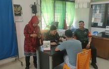 Babinsa Koramil 0201-08/MA Melaksanakan Komsos dengan Perangkat Kelurahan untuk Pemutakhiran Data Kependudukan