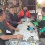 Babinsa Koramil 0201-05/MB Melaksanakan Komsos di Pangkalan Ojek Online untuk Jaga Kamtibmas