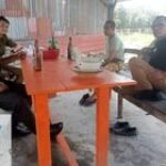 Babinsa Koramil 0201-10/MM Serda Suhenda Tingkatkan Kemanunggalan TNI-Rakyat melalui Kegiatan Komsos di Medan Marelan