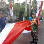 Babinsa Pikat Bersama Warga Bentangkan Bendera Sepanjang Ratusan Meter