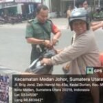 Babinsa dan Tiga Pilar Kelurahan Titi Kuning Bagikan Bendera Merah Putih untuk Meriahkan HUT RI
