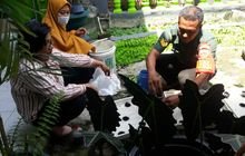 Maanfaatkan Barang Bekas, Babinsa Koramil 0201-08/MA Berbaur Dengan Warga Membuat Pot Bunga