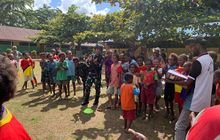 Rangkul Masyarakat, Satgas Yonif 726/Tamalatea Bagikan Peralatan Olahraga