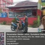 Babinsa dan Tiga Pilar Kelurahan Gedung Johor Bagikan Bendera Merah Putih untuk Meriahkan HUT RI