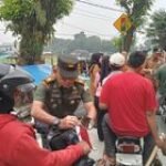 Danramil 0201-08/MA Bersama Anggota & Tiga Pilar Kecamatan Medan Johor Bagi-Bagi Bendera Merah Putih