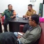 Sertu Erlinta Maya Babinsa Koramil 0201-13/PST Lakukan Komsos dengan Kadus Supirman Terkait Kelangkaan Gas LPG 3 Kg di Wilayah Binaan