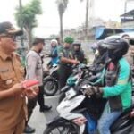 Kegiatan 3 Pilar Kecamatan Medan Barat Bagikan Bendera Merah Putih Jelang HUT Kemerdekaan RI ke-78