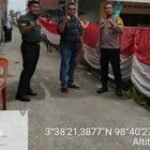 Babinsa dan Bhabinkamtibmas Bantu Warga Pasang Bendera Merah Putih dan Umbul-Umbul Menyambut HUT RI ke-78 di Kel. Tanjung Mulia