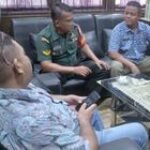 Babinsa Kelurahan Tanjung Mulia Hilir Lakukan Komsos dengan Perangkat Kelurahan