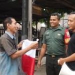 Babinsa Kelurahan Sei Agul Bagikan Bendera Merah Putih Menyambut HUT Kemerdekaan RI ke-78