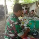 Babinsa Koramil 0201-08/MA Edi Sumarno Bersama Warga Bincang-Bincang Santai Di Warung Kopi