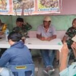 Tiga Babinsa Polonia, Komsos Bersama Wujudkan Kamtibmas Yang Kondusif