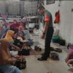 Babinsa Koramil 0201-11/MD Membangun Semangat Pengusaha Pabrik Kecap Melalui Komsos