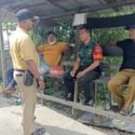 Babinsa Koramil 0201-10/MM Mewujudkan Kemanunggalan TNI dan Rakyat Melalui Komsos dengan Abang Tukang Ojek