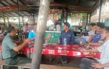 Bersama Warga Binaan, Babinsa Koramil 0201-08/MA Serma Wargono Jalin Komunikasi Soial Di Wilayah