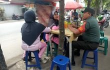 Babinsa Koramil 0201-08/MA Terjun ke Masyarakat dengan Komsos di Warung Sarapan Pagi