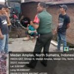 Babinsa Berkomunikasi dengan Petugas Kebersihan Pasar Baru Simpang Limun untuk Meningkatkan Kebersihan Lingkungan