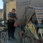 Babinsa Berikan Bantuan Makan Siang kepada Tukang Becak Dayung yang Membutuhkan