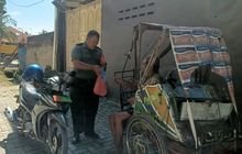 Babinsa Berikan Bantuan Makan Siang kepada Tukang Becak Dayung yang Membutuhkan