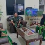 Babinsa Koramil 0201-10/MM Latih Baris Berbaris untuk Pembentukan Karakter dan Kedisiplinan Siswa PKL
