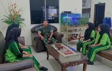 Babinsa Koramil 0201-10/MM Latih Baris Berbaris untuk Pembentukan Karakter dan Kedisiplinan Siswa PKL