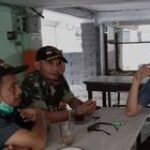 Komsos Babinsa Koramil 0201-01/MP: Meningkatkan Kemanunggalan TNI dengan Warga di Kelurahan Sei Putih Tengah