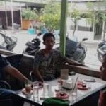 Serda M.Agus Kurniawan Babinsa Koramil 0201-07/MT Melaksanakan Kegiatan Komsos dengan Kepala Lingkungan