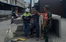 Babinsa Kelurahan Pahlawan Memantau Kegiatan Pembuatan Parit: Komunikasi Sosial untuk Memajukan Wilayah