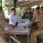 Babinsa Melakukan Komsos dengan Lurah dan Kasi Trantib Kelurahan untuk Peningkatan Sinergi Wilayah