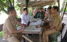 Babinsa Melakukan Komsos dengan Lurah dan Kasi Trantib Kelurahan untuk Peningkatan Sinergi Wilayah