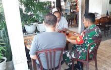 Babinsa Kelurahan Mangga Mempererat Hubungan dengan Warga Melalui Komsos