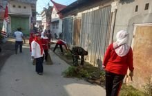 Babinsa bersama Pemerintahan Kelurahan dan Masyarakat Melaksanakan Gotong Royong