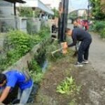 Babinsa 0201-04/MK Serma Suwarno Bersama Warga Gelar Aksi Gotong Royong Bersihkan Lingkungan