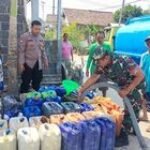 Babinsa & Bhabinkamtibmas Kecamatan Sambeng Distribusikan Air Bersih