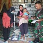 Tekan Lonjakan Stunting, Babinsa & Nakes Imunisasi Door to Door