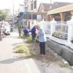 Babinsa Koramil 0201-04/MK Bersama Kepling, P3SU,Warga Gotong Royong Bersihkan Parit