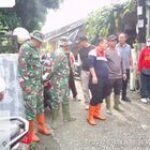 Babinsa Sertu Wagianto & Serda JP Siahaan Bersama Warga Gotong Royong Bersihkan Aliran Parit