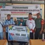 Babinsa Koramil Sambeng Kawal Penyaluran BLT-DD