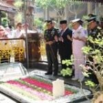 Pangdam Mayjen TNI Farid Makruf Ziarah ke Makam Presiden RI ke-4