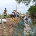 Buat Bronjong di Marelan, Satgas dan Warga Berjibaku Di Bawah Terik Matahari