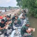 Manfaat Waktu, Prajurit TNI Makan Bersama-sama Di Lokasi Pembangunan Bronjong
