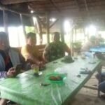 Babinsa Ramil 13/PST Serka Sri Hartono Tingkatkan Keakraban Melalui Komsos dengan Warga Desa Cinta Rakyat