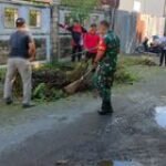 Babinsa Koramil 0201-01/MP Ajak Warga Bersihkan Jalan dan Parit dalam Kerja Bakti